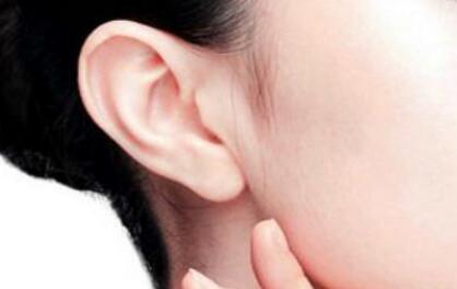 小孩出生耳朵畸形是什么原因
